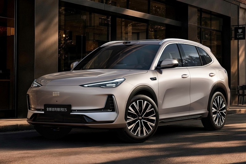 Обновлён Geely Galaxy E5, он же EX5 в России: богаче и мощнее, теперь с задним приводом